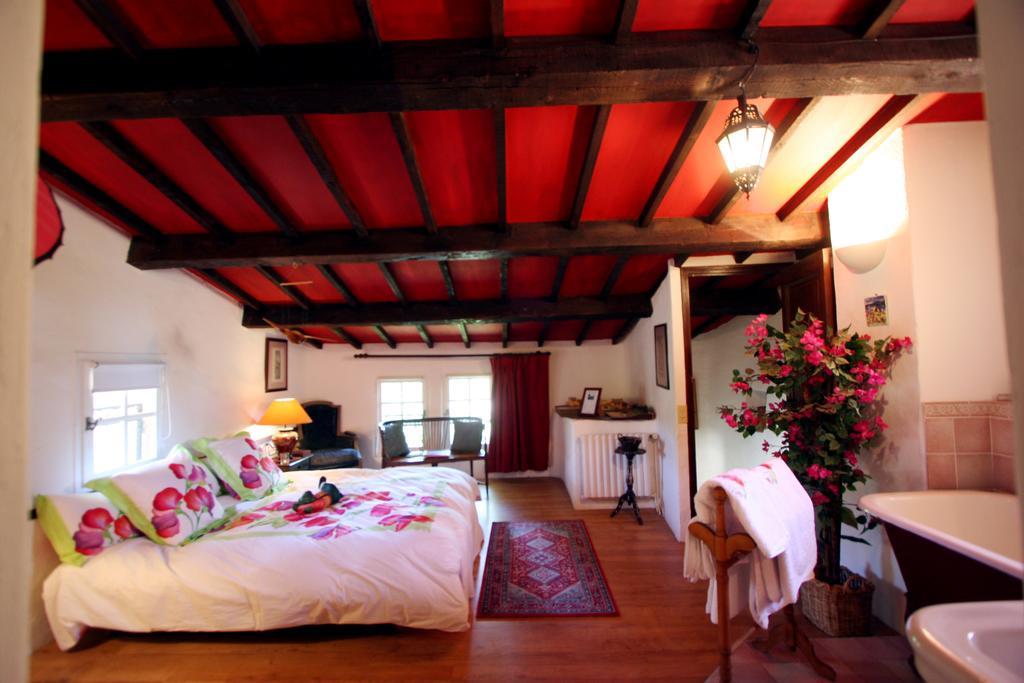 Bed and Breakfast La Ferme Saint-Marc-Jaumegarde Pokoj fotografie