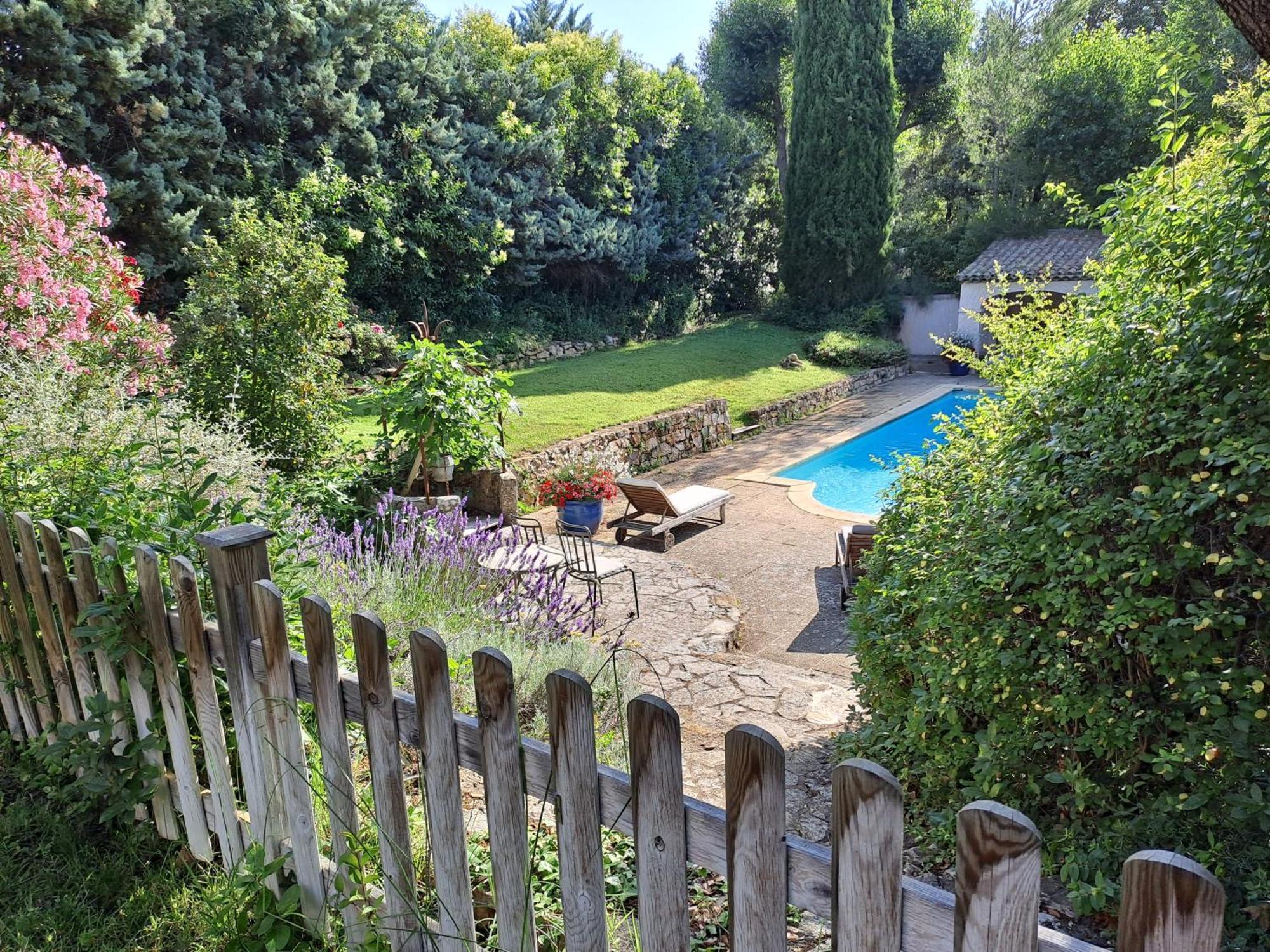 Bed and Breakfast La Ferme Saint-Marc-Jaumegarde Exteriér fotografie